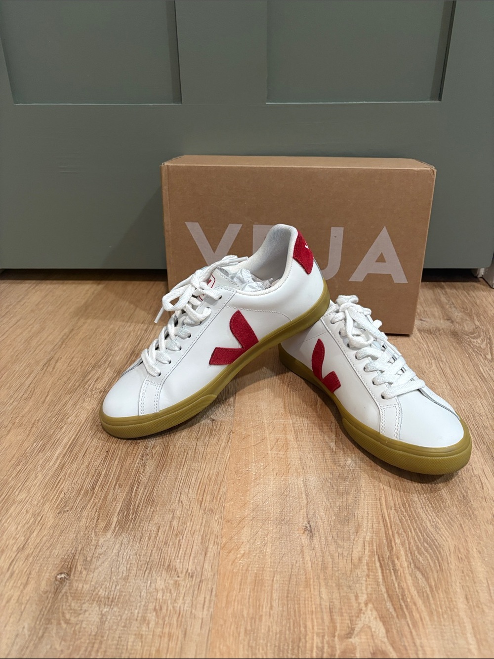 Veja Women’s Esplar white Leather Sneakers w/Red Logo/Gum Sole Sz 37/US 6